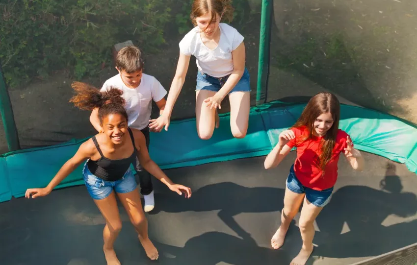 jak wybrać trampolinę dla dzieci