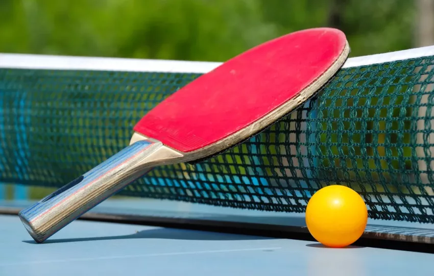 czym się różni tenis stołowy a ping pong