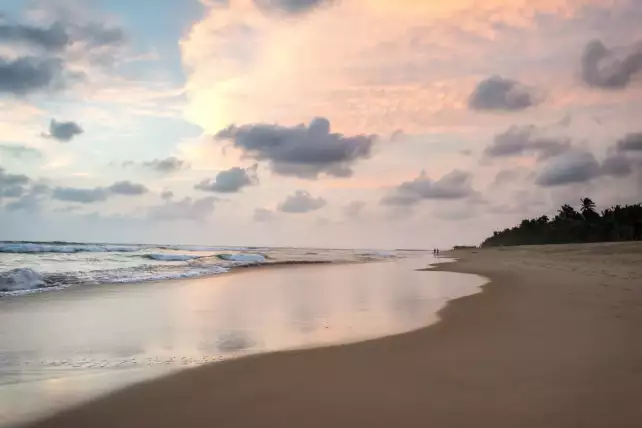 czy można rozbić namiot na plaży