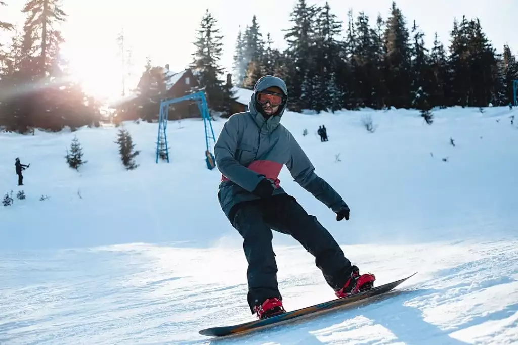 czym się różni kurtka narciarska od snowboardowej