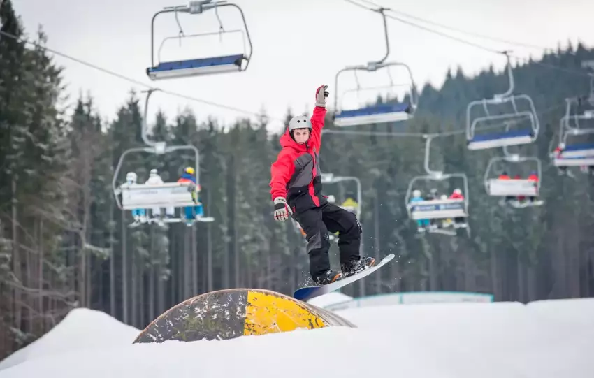 czym się różni kurtka narciarska od snowboardowe